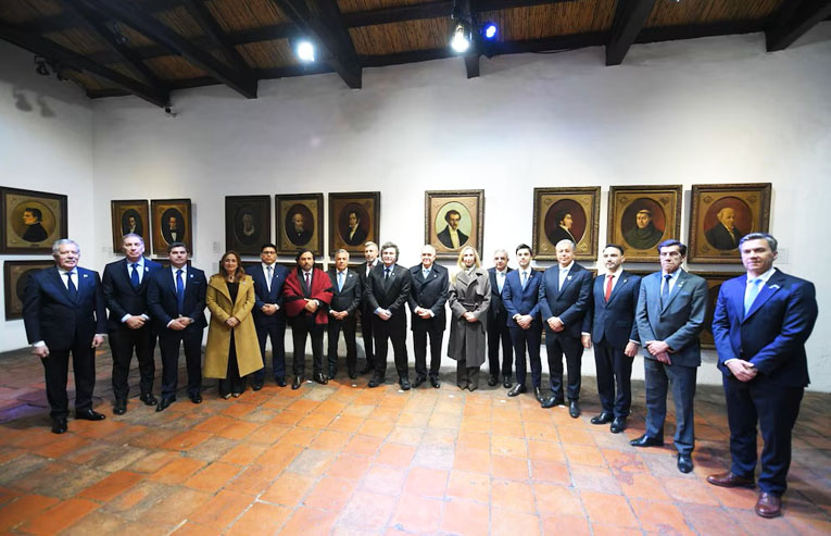 Milei logró en la Casa Histórica una foto con 13 gobernadores y espera impulsar su agenda en el Congreso